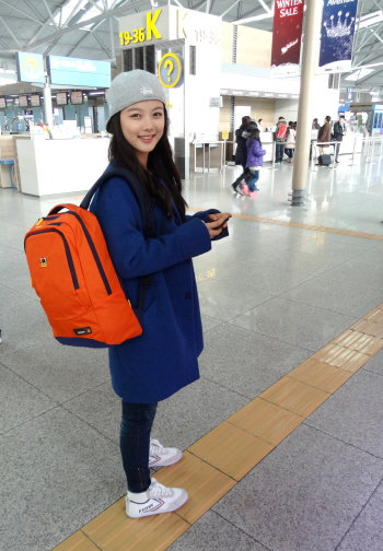 배우 김유정, 오렌지 백팩으로 상큼발랄 귀여운 공항패션 선보여