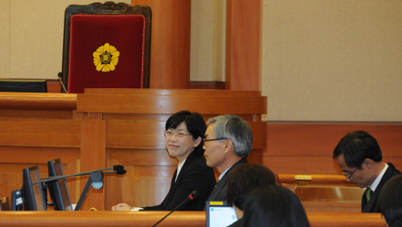 ▲헌법재판소대심판정에서법률대리인들(김선수,이재화변호사)과함께있는이정희대표(사진출처=통합진보당)