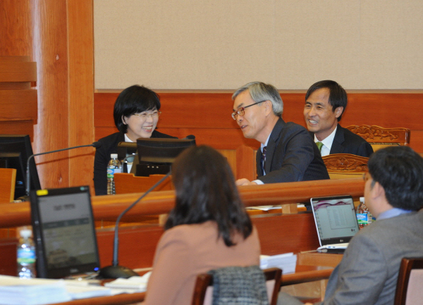 ▲변론기일시작전헌재대심판정에서대화나누는이정희대표,김선수변호사,이재화변호사(사진출처=통합진보당)