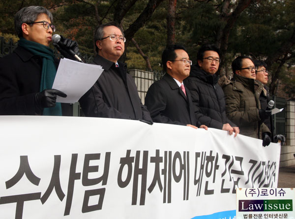 ▲규탄발언하는권영국변호사(좌)