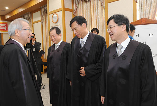 ▲법복을입고양승태대법원장(좌)과인사를나누는신임전담법관들