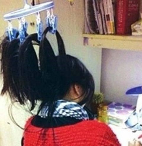 ▲졸음쫓는공부자세(사진=인터넷게시판)