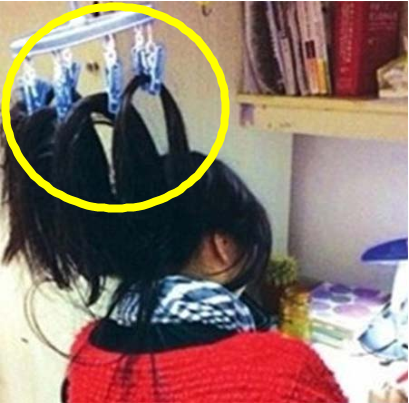 ▲졸음쫓는공부자세(사진=인터넷게시판)