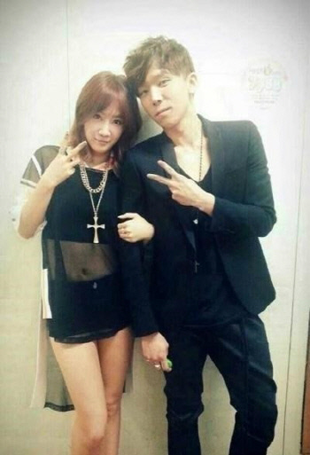 ▲소유정기고팔짱(사진=소유트위터)
