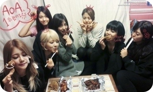 ▲AOA치킨파티(사진=AOA공식페이스북)