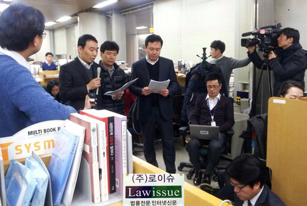 ▲2월14일서울중앙지법기자실에서긴급기자회견을갖고있는김용민변호사(좌),유우성씨,양승봉변호사