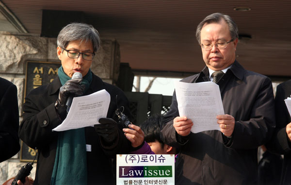 ▲기자회견문을낭독하는권영국변호사와이석범변호사