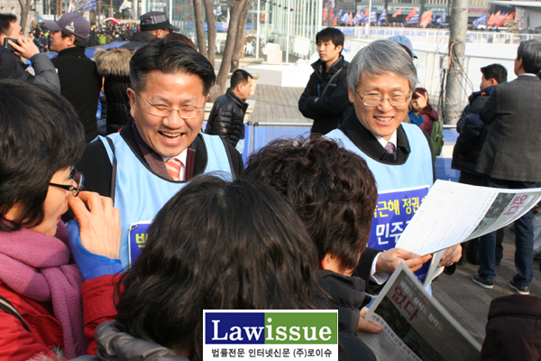 ▲서울광장시청역앞에서시민들에게선전물을나눠주고있는좌측조영선변호사(민변비상특위부정선거대응팀장)와장주영민변회장.시민들이선전물을받으려다가오자환대하는두변호사.