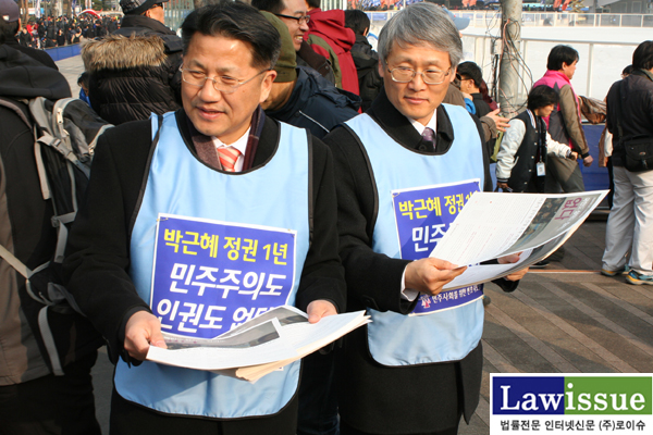 ▲보고대회후서울시청앞시청역에서민변이준비한선전물을배포하는조영선변호사(좌)와장주영민변회장