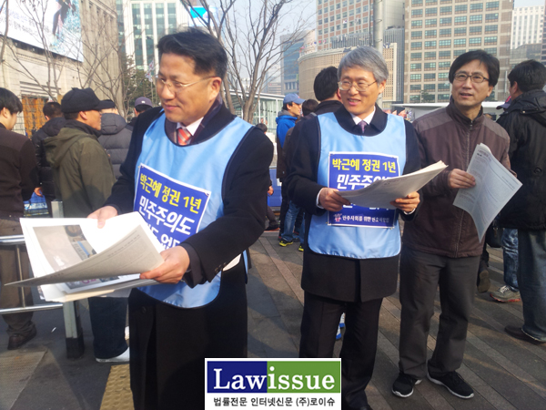 ▲3명의변호사들이뭉쳐민변전단지를시민들에게나눠주는조영선변호사(좌),장주영회장,김인회인하대법학전문대학원교수(민변사법위원장)