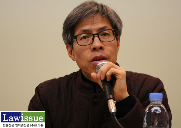 ▲민변비상특위공안대응팀장을맡고있는권영국변호사가25일박근혜정권1년에대해혹평하고있다.