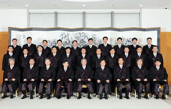 ▲양승태대법원장과연임법관들기념촬영(사진제공=대법원)