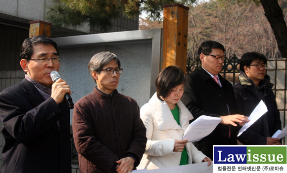 ▲3일기자회견에서최병모위원장이검찰을강하게비판하고있다.