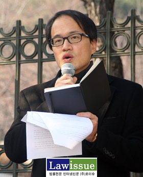 ▲기자회견사회를진행하는박주민변호사