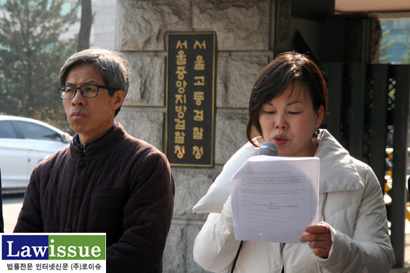 ▲기자회견문을낭독하는김행선변호사,그오른쪽옆은권영국변호사