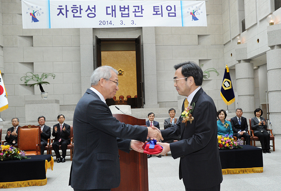 ▲양승태대법원장과악수하는차한성대법관(우)/사진제공=대법원