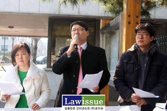 ▲이광철변호사(가운데)가3일서울중앙지검앞에서열린기자회견에서검찰을통렬하게비판하는모습.좌측은김행선변호사,우측은김종보변호사