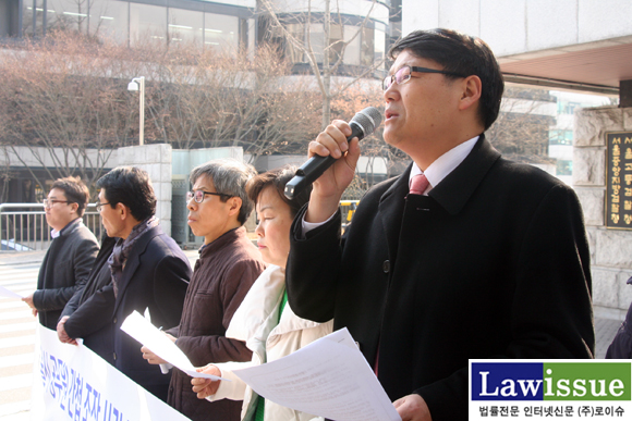 ▲이광철변호사가3일서울중앙지검앞에서열린기자회견에서검찰을통렬하게비판하는모습.