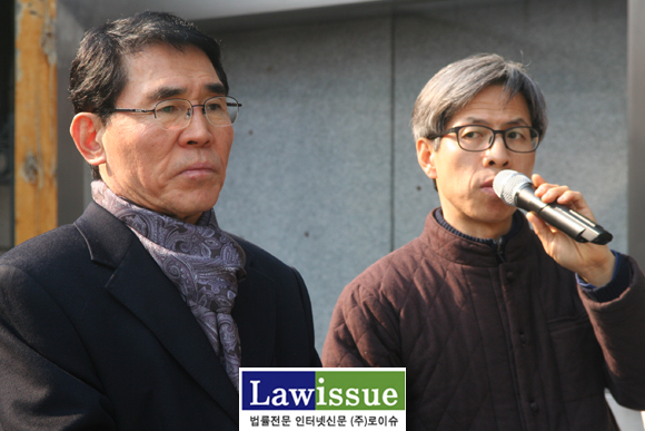 ▲권영국변호사의규탄발언을듣고있는민변비상특위최병모위원장(좌)