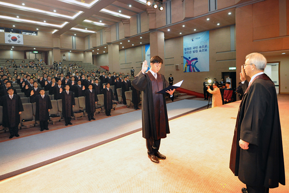 ▲신임법관임명식에서대표자선서하는신임김남균의정부지방법원판사(사진제공=대법원)