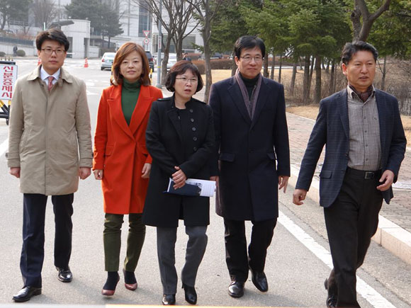 ▲국정원에규탄항의방문하러가는의원들.좌측부터진성준,진선미,김현,신경민,정청래의원(사진출처=진선미의원페이스북)