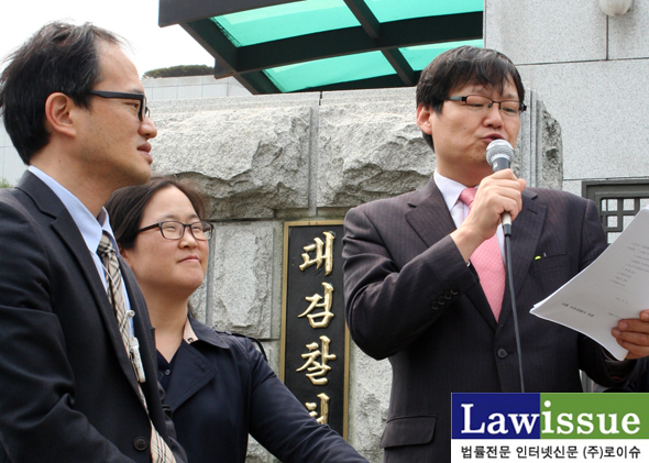 ▲대검찰청앞에서윤갑근대검강력부장을'잡범수준'이라며검찰이아닌경찰에고발하는이유를설명하는이광철변호사,왼쪽은사회를맡은민변사무차장박주민변호사