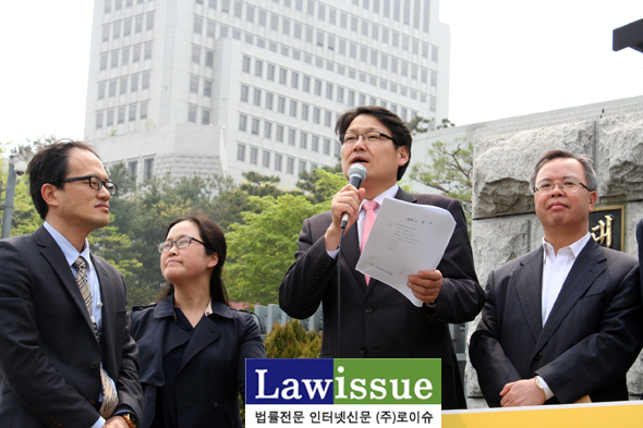 ▲기자화견에서고발요지를설명하는이광철변호사,오른쪽은이석범변호사