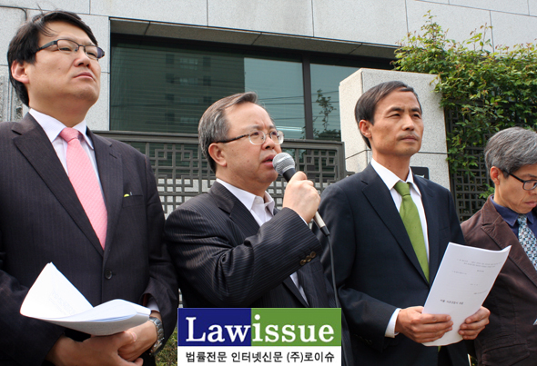 ▲점잖게귀탄발언을시작하는이석범변호사