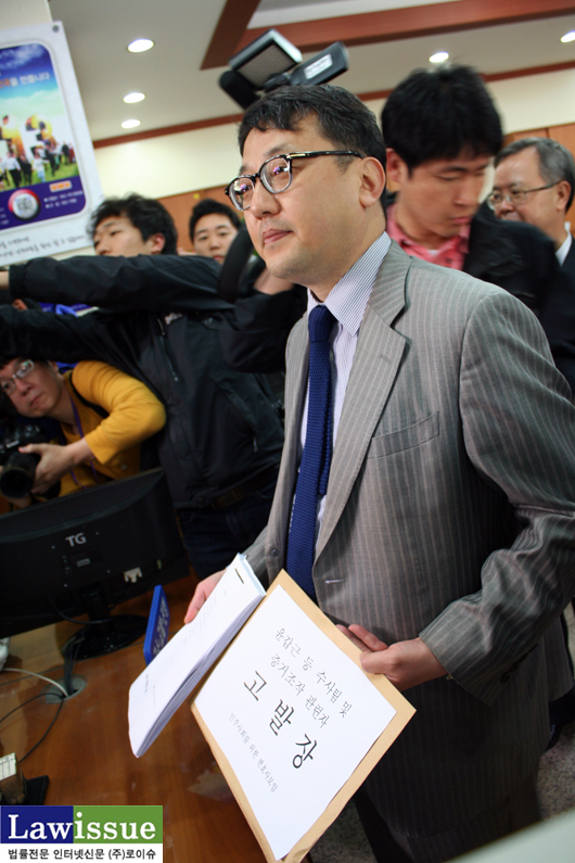 ▲서초경찰서종합민원실에서고발장을접수하는김도형민변사무총장