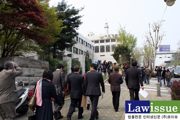 ▲기자회견후고발장을접수하기위해서초경찰서로이동하는민변변호사들