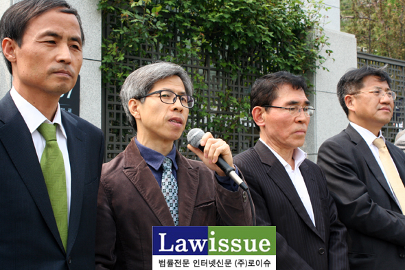 ▲15일대검찰청앞에서열린기자회견에서규탄발언하는권영국변호사,좌측은이재화변호사,우측은최병모변호사,조영선변호사
