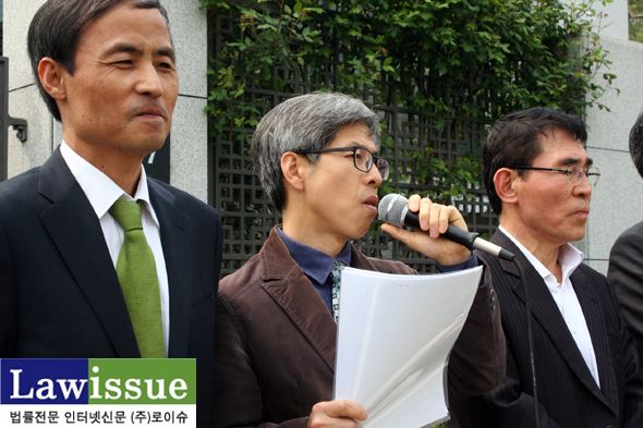 ▲15일대검찰청앞에서열린기자회견에서규탄발언하는권영국변호사가“검찰이하는짓이지X들하는것”이라고말하자,이재화변호사가웃음을꾹참고있다.기자들도웃음이나왔다.