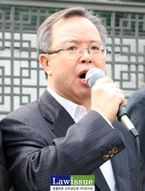 ▲규탄발언에서강하게비판한이석범변호사