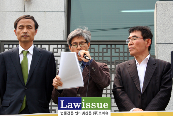 ▲규탄발언에나선권영국변호사가'검사선서'일부를읽자,관심있는쳐다보는최병모위원장