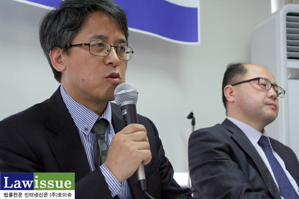 ▲25일기자회견에서항소심판결의의미를설명하는천낙붕변호사,우측은장경욱변호사