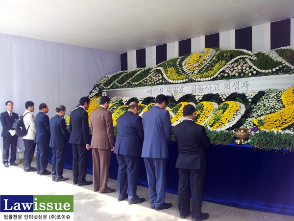 ▲서울광장에설치된세월호희생자합동분향소에서외국인들이단체로조문하고있는모습