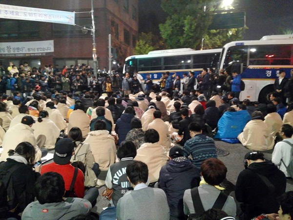 ▲김종보변호사가페이스북에올린사진...경찰들이가로막고있는모습