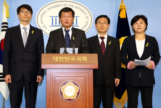 ▲국회정론관에서기자회견하는야당법사위원들.좌측부터서기호의원,전해철의원,박범계의원,서영교의원(사진=서기호의원실)