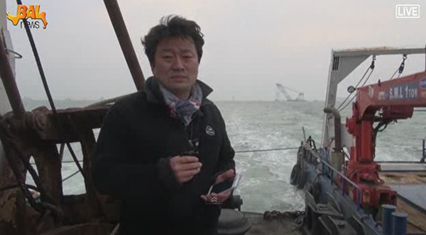 ▲진도팽목항현장에서소식을전하는이상호기자