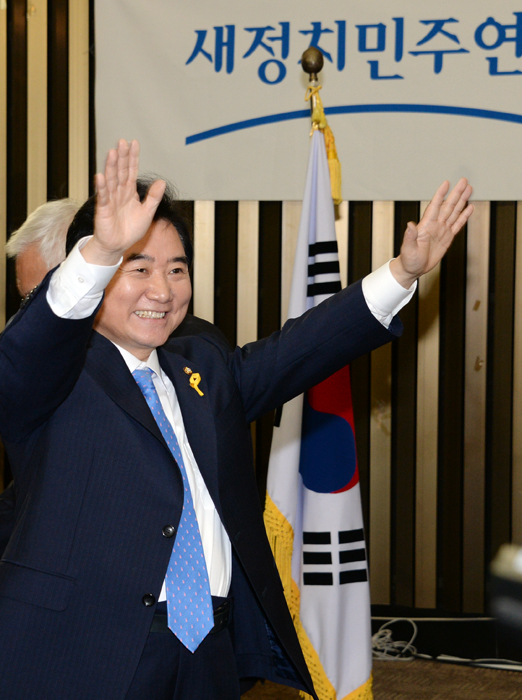 ▲국회부의장에선출되자기뻐하는이석현의원(사진=새정치민주연합)