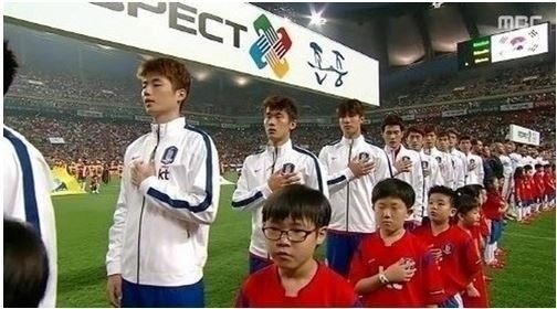 ▲기성용왼손경례