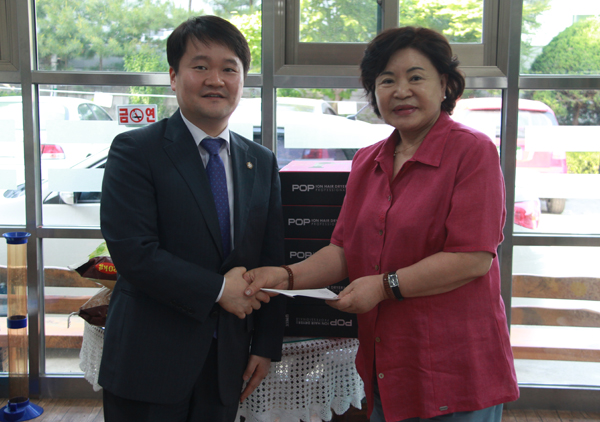 ▲후원기관인자광원에후원금을전달하는서울지방변호사회나승철회장(사진제공=서울변호사회)