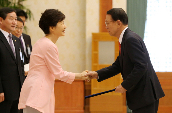 ▲2013년8월8일박근혜대통령으로부터임명장을받는김기춘비서실장(사진=청와대홈페이지)