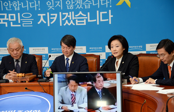 ▲2006년김병준교육부총리에대한국회인사청문회당시화면을TV로틀어주며발언하는박영선원내대표(사진=새정치민주연합)
