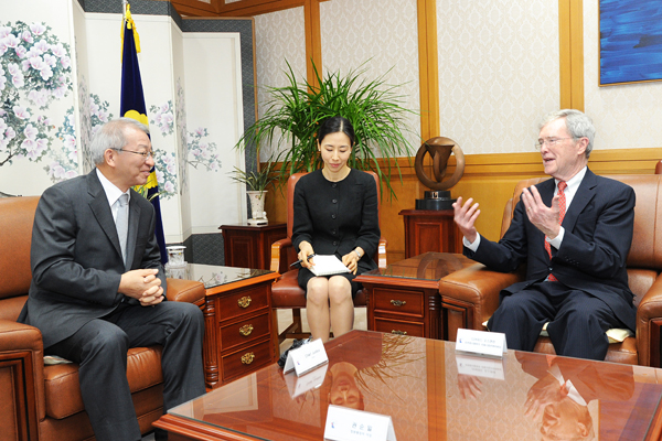 ▲양승태대법원장과미연방대법원국제사법관계위원장인디어미드F.오스캔런판사(사진제공=대법원)