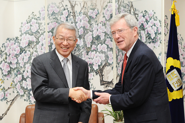 ▲양승태대법원장과미연방대법원국제사법관계위원장인디어미드F.오스캔런판사(사진제공=대법원)