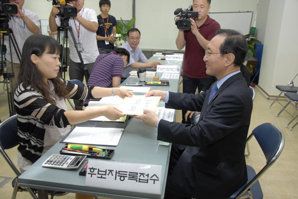 ▲10일오전동작구선거관리위원회에후보등록하는노회찬후보(사진=노회찬선거운동본부)