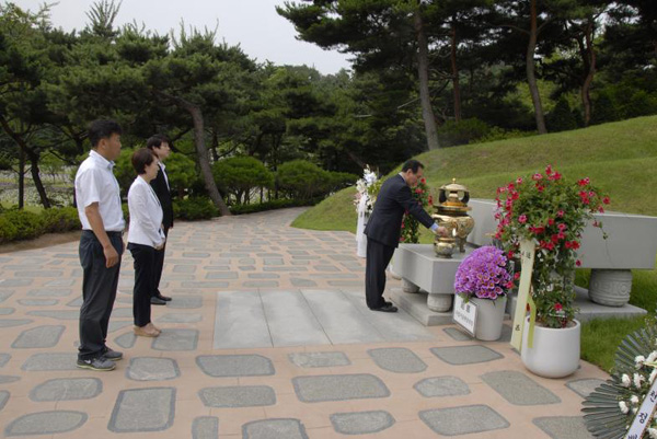 ▲현충원김대중전대통령묘역에참배하는노회찬후보(사진=노회찬선거운동본부)