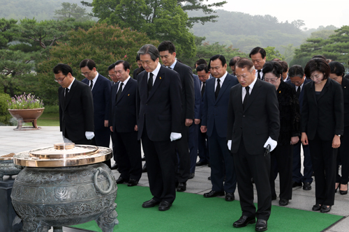 ▲15일오전김무성신임대표최고위원과이완구원내대표를비롯한지도부들이서울동작동현충원을찾아참배했다.(사진=새누리당홈페이지)