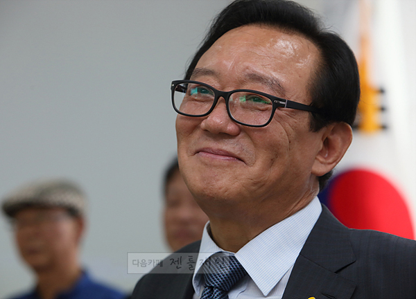 ▲울산남구보궐선거에출마한송철호변호사(사진출처=다음카페재틀재인)